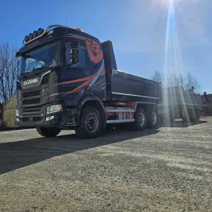 Scania R590 Tippbil - 2023-mod selges samlet m/ Maur trippelkjerre 2021-mod