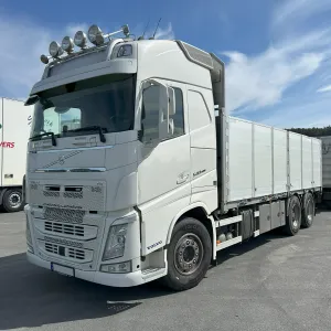 Volvo FH540 med høye karmer og kranhylser