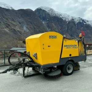 Broddson Nordic Sweeper feiemaskin til traktor - Sentralsmøring - Medfølger flere sidekoster - Leveringsklar