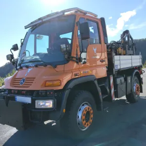Mercedes-Benz Unimog U400 Kran - Sandspreder - Brøyteplog 